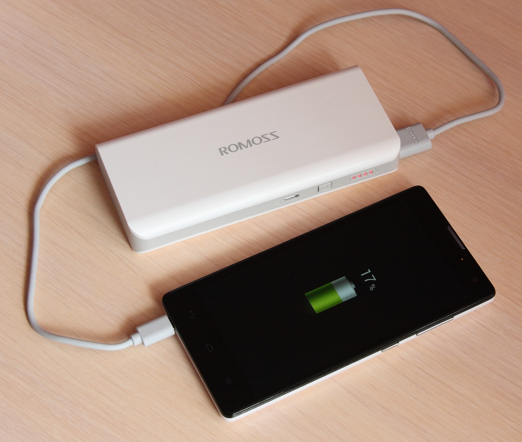휴대용 10,000mAh 보조배터리 — 100Wh 미만이라 기내 반입 가능, 하루 종일 지도·번역·결제를 쓰는 휴대폰을 살려 줍니다