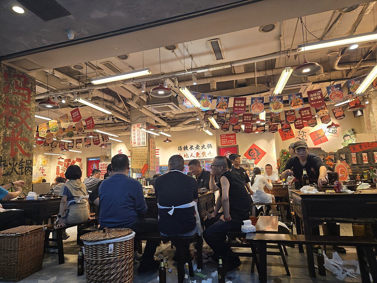 Ein Hotpot-Restaurant in Chengdu — Trinkgeld wird in China nicht erwartet; manche Restaurants verlangen stattdessen 10 % Servicegebühr