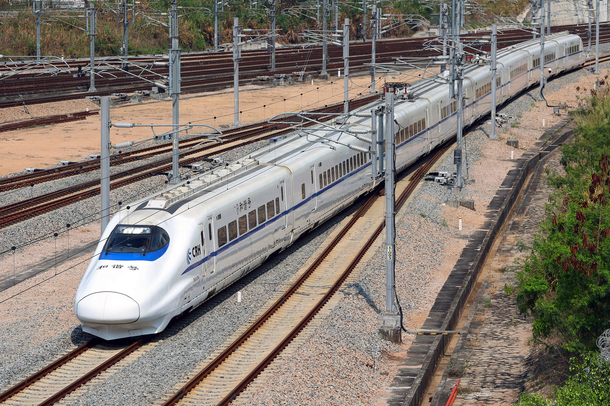 Un tren CRH2A Hexie con librea blanca y azul: un tren de 250 km/h que opera tanto servicios D como G