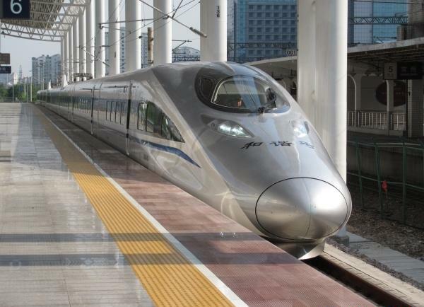 Un tren CRH380A Hexie con su larga nariz puntiaguda en una estación de Changzhou: un veterano caballo de batalla de la flota de alta velocidad china