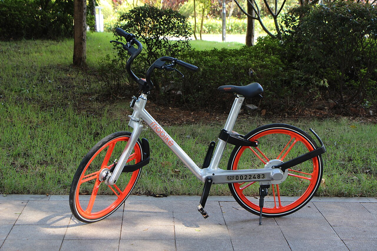 Ein Mobike-Leihfahrrad am Straßenrand — QR-Code mit Alipay oder WeChat scannen zum Entriegeln