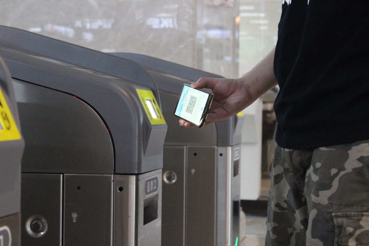 Eine Metro-Schranke, per QR-Code vom Handy geöffnet — mit Alipay oder WeChat Pay scannen und durchgehen, 3–8 Yuan pro Fahrt