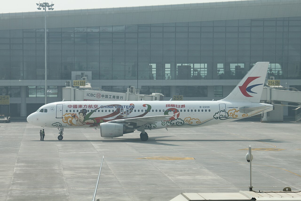 Ein Airbus A320 von China Eastern auf dem Vorfeld — Inlandsflüge sind für Strecken über 1.200 km günstig und häufig