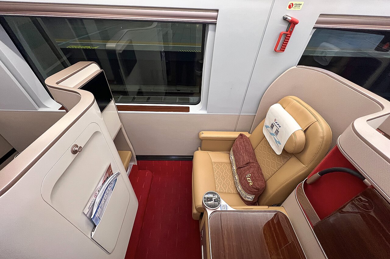 Asiento de clase business en un tren CR400BF-S Fuxing: una amplia cápsula de cuero que se reclina hasta convertirse en una cama totalmente plana