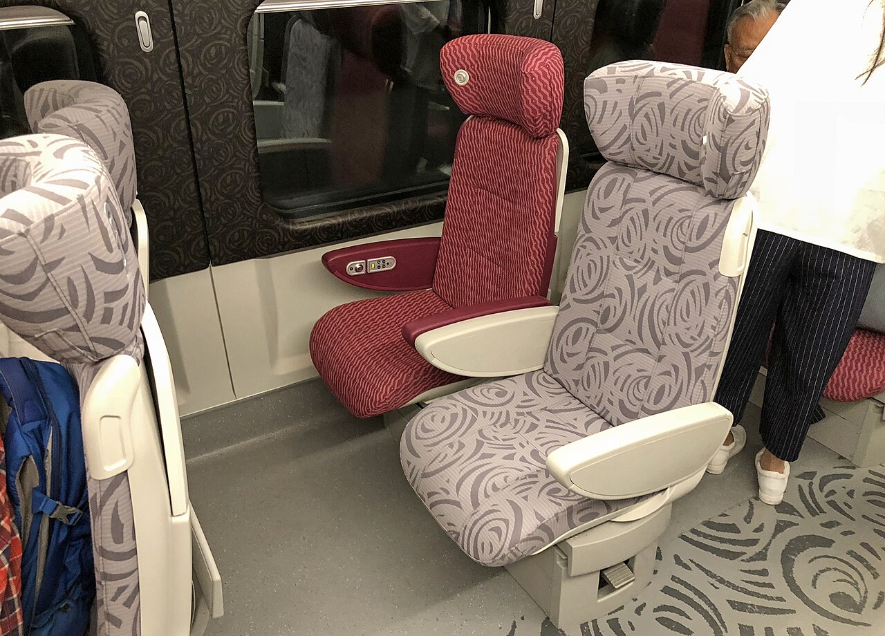Asiento de primera clase en un tren CRH380A: un asiento de cuero más ancho con amplio espacio para las piernas en una distribución 2+2