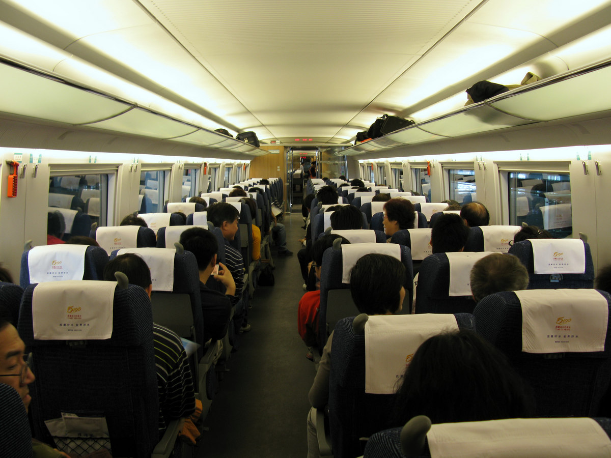 Asientos de segunda clase en un tren CRH3C: cómodos asientos estándar en una distribución 3+2, la opción de todos los días