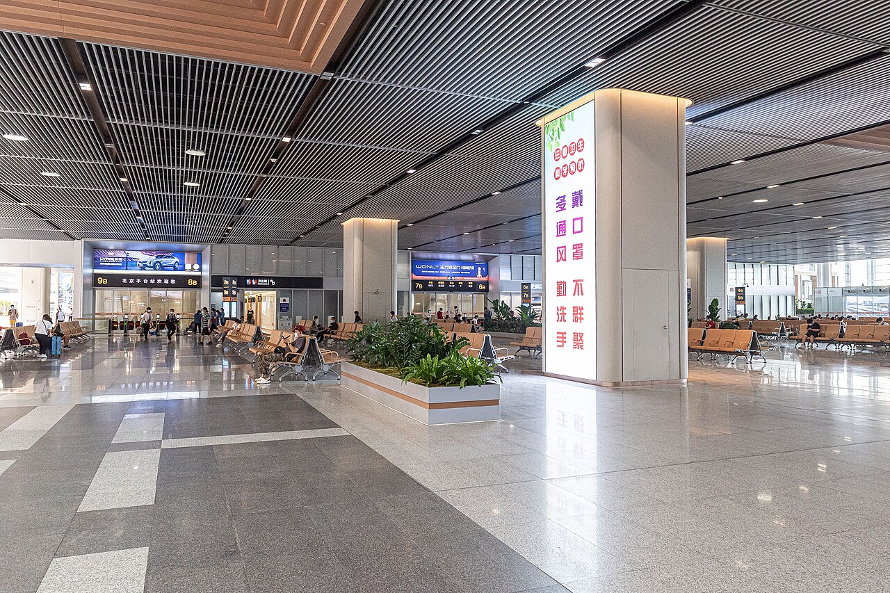 Die südliche Wartehalle des Bahnhofs Peking Fengtai — große Bahnhöfe haben Dutzende Gates, also schau auf die Abfahrtstafeln, nicht auf dein Gedächtnis