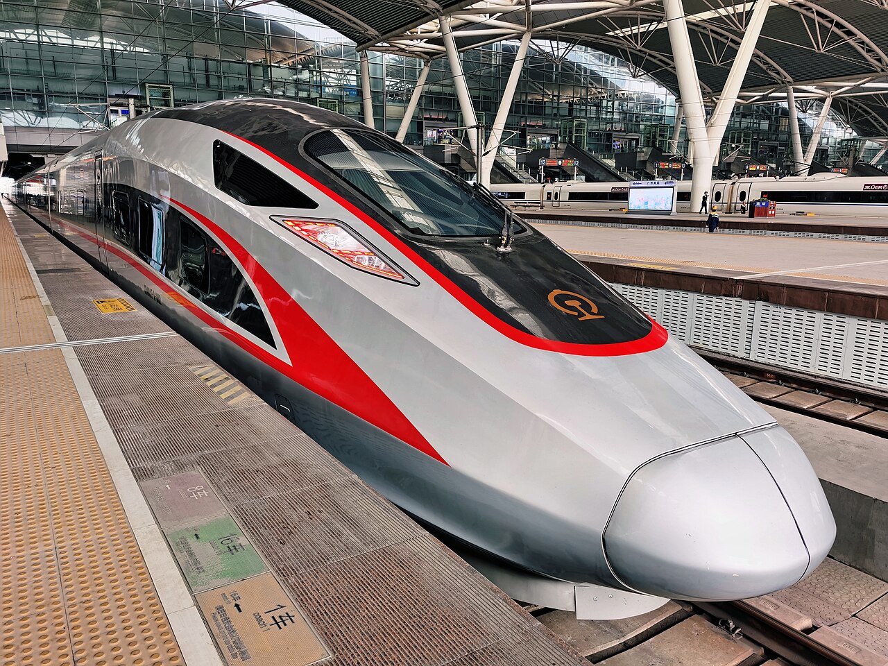 Un tren CR400 Fuxing: los trenes de alta velocidad más nuevos de China, con cabina de morro de tiburón y franja roja, que circulan a 350 km/h por las rutas principales