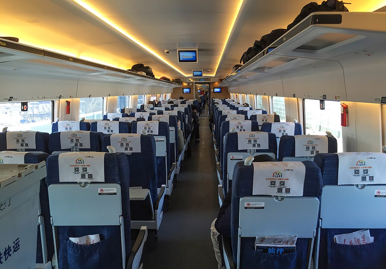 Im Inneren eines CR400BF Fuxing — ein tadelloser Zweite-Klasse-Wagen mit Reihen bequemer Sitze