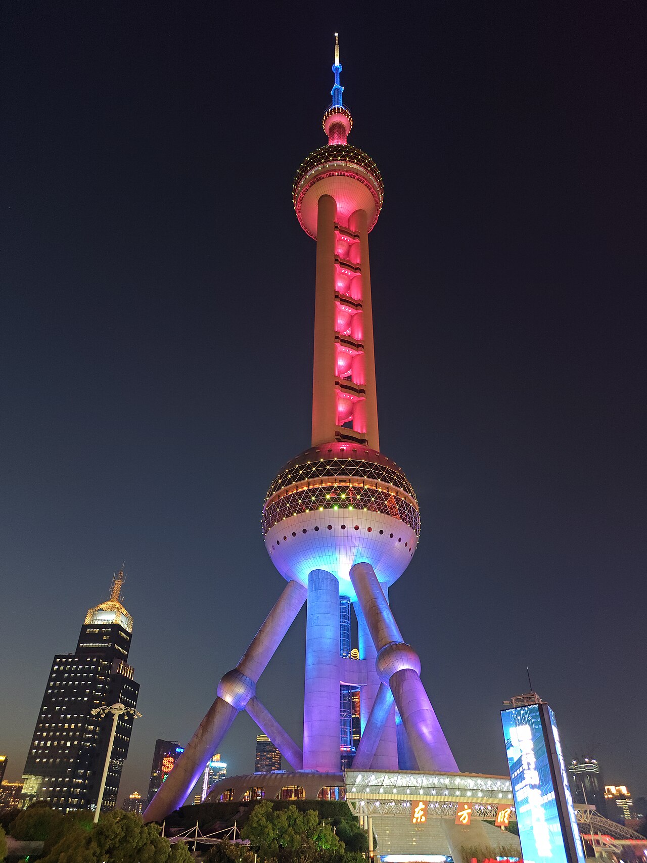 Turm-Lichtshow und Bund bei Nacht