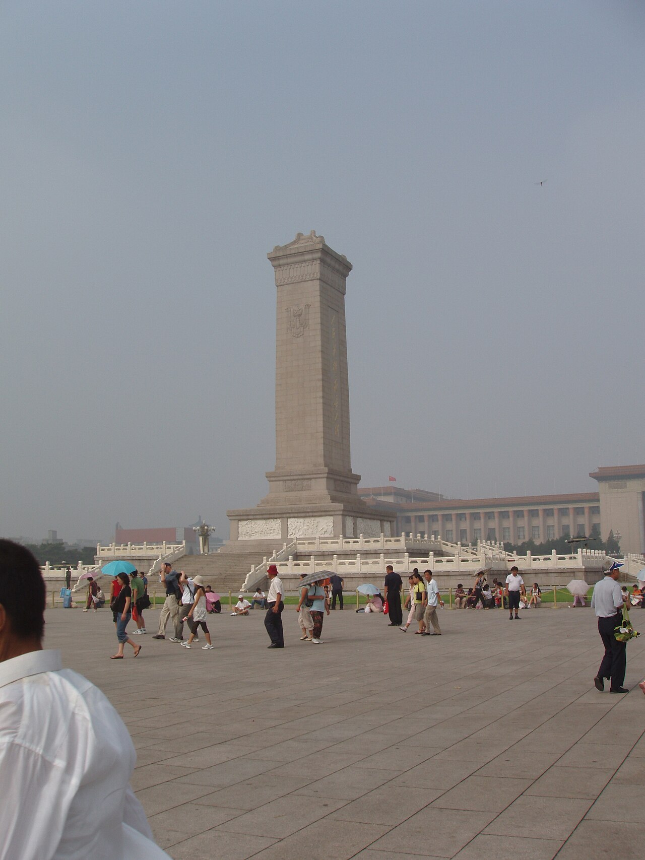 Bajorrelieves del Monumento a los Héroes del Pueblo